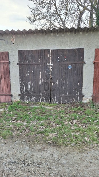 Szeksz�rdon elad� 17 m2-es t�gla gar�zs