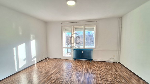 Szeksz�rdon t�gla�p�t�s�, k�zponti garzonlak�s elad�!