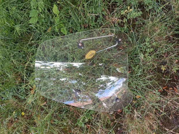Szélvédő plexi motorra