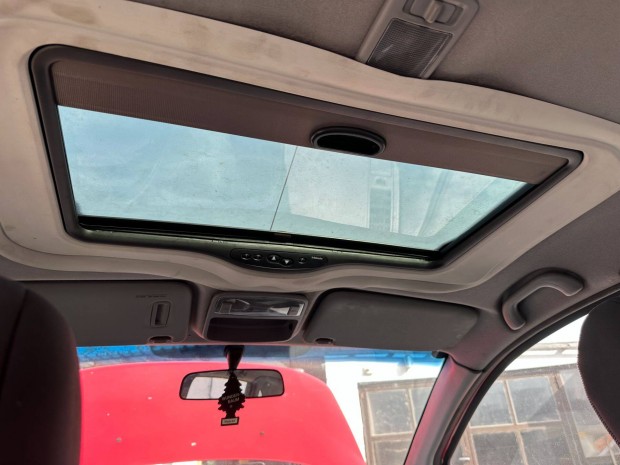 Szemlygpkocsi napfnytet / tetablak bontott