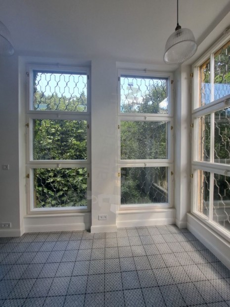 Szeml�hegy utc�ban kiad� gy�ny�r�en fel�j�tott kertkapcsolatos lak�s