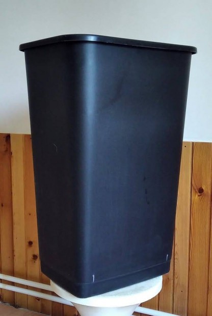 Szennyes tartó, nagy méretű, tiszta, jó állapotban