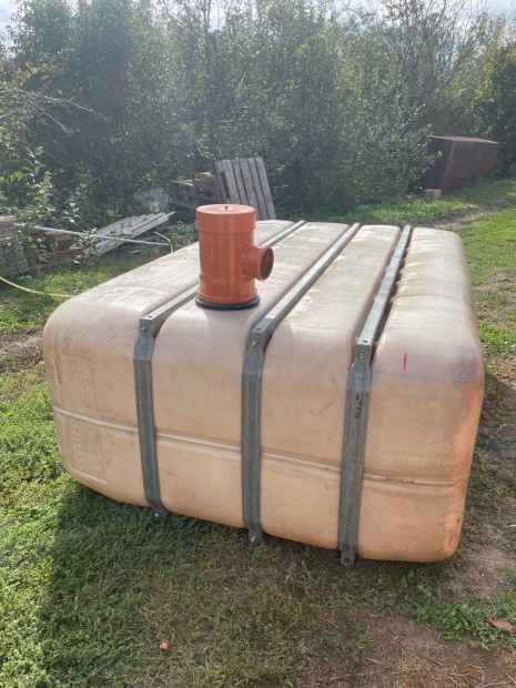 Szennyv�ztart�ly 2000L