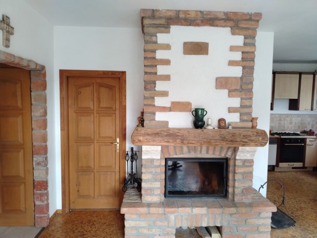 Szentendre, �rok utca, 159 m2-es, csal�di h�z, 2+2 szob�s, fel�j�tott