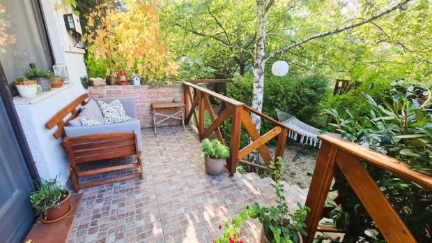 Szentendre, H�vir�g utca, 135 m2-es, sorh�z, 6 szob�s, j� �llapot�