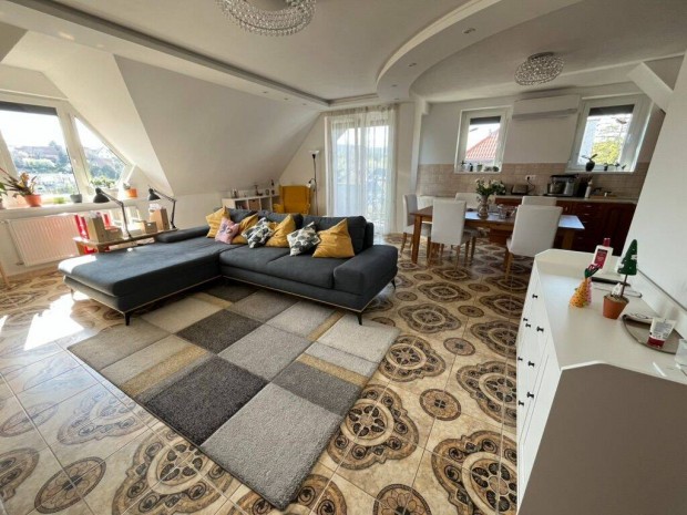 Szentendrén 109 m2 világos patak mellett gondozott kerttel, 2 fürdővel