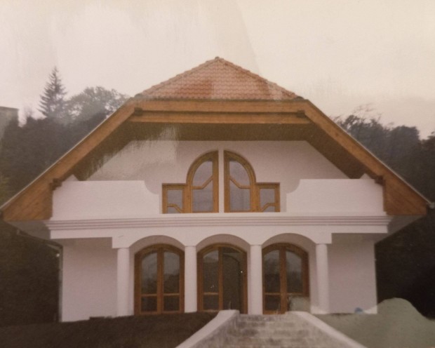 Szentendrén Dunapart közeli 220 nm-es családi ház eladó!