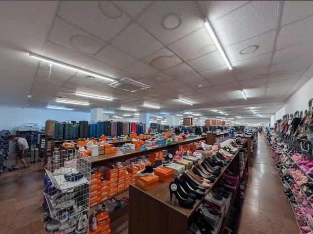 Szentendr�n, k�nai ruh�zati �ruh�zba elad�t, p�nzt�rost keres�nk