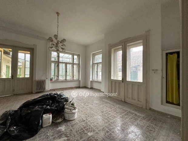 Szentes k�zpontj�ban, 5 szob�s, polg�ri jelleg� fel�j�tand� lak�h�z