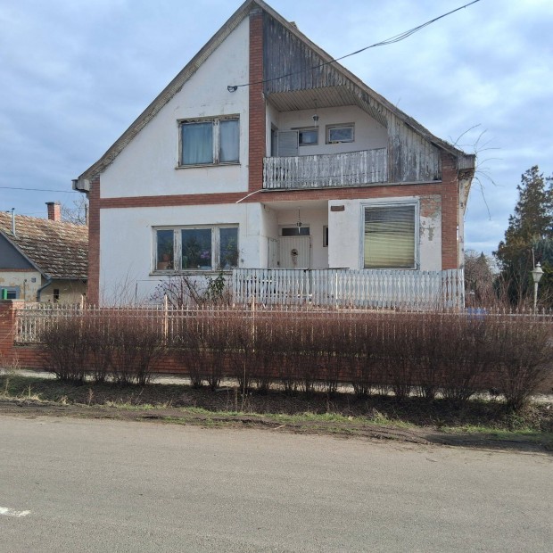 Szentesen Fel�j�tand� nagy h�z elad�