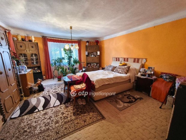 Szentesi 146 nm-es h�z elad�