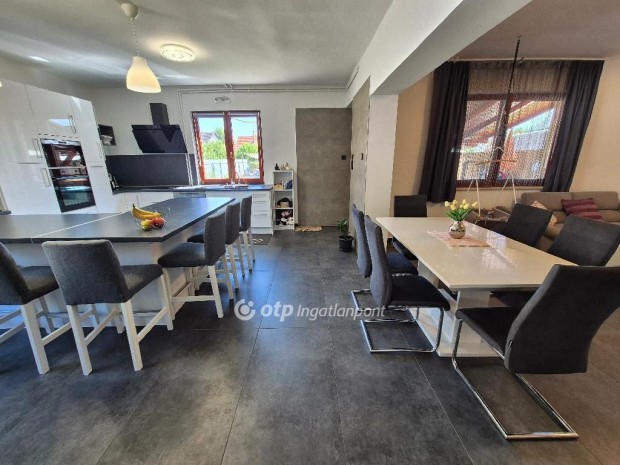 Szentesi 154 nm-es h�z elad�