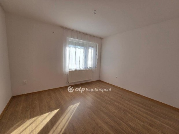 Szentesi elad� 37 nm-es lak�s