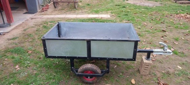 Szentl�rincen egyedi k�sz�t�s� egytengelyes kis p�tkocsi.