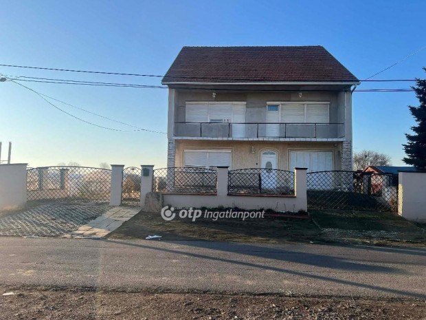 Szentl�rinck�tai elad� 220 nm-es h�z