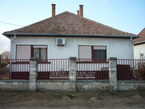 Szentl�rinck�t�n 3 szob�s, 86 m2-es t�gla h�z k�zel a k�zponthoz