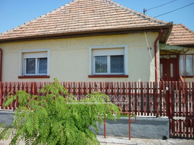 Szentlrincktn 3 szobs, gzftses csaldi hz, 1116 m2 telken