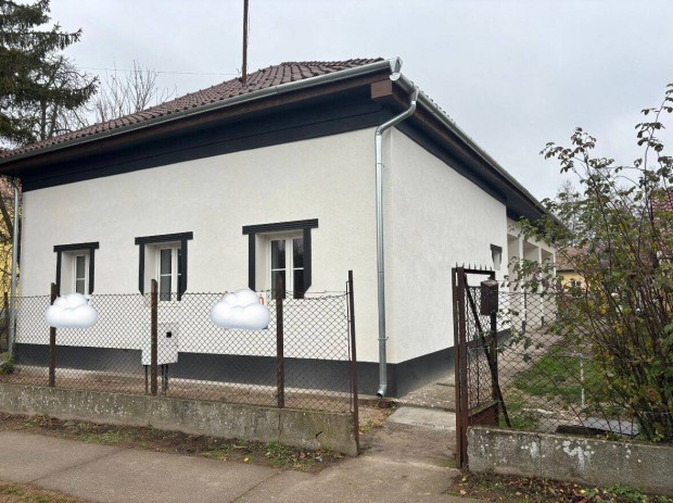 Szentm�rtonk�ta k�zpontj�ban fel�j�tott csal�di h�z elad�