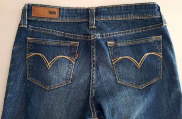 Szp, csinos, ni Levi's farmer kk sznben elad. Levis Demi Curve