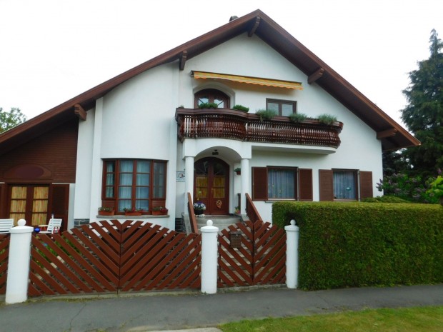 Sz�p, z�ld�vezeti ter�leten elad� h�z!