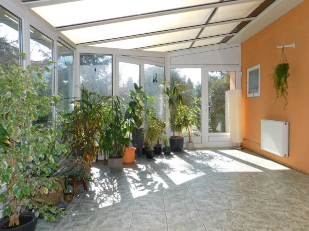 Sz�p, z�ld�vezeti ter�leten elhelyezked� h�z!