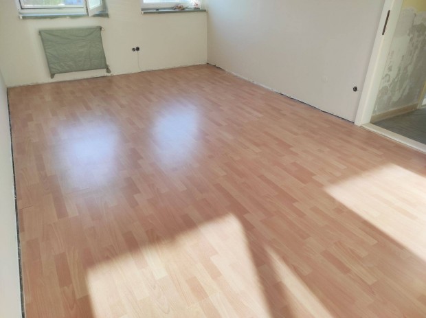 Szp llapotban lv laminlt parketta elad (30 m2)