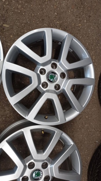 Szép állapotú 5x112 lyukosztású 17 colos Skoda használt Gyári alu feln