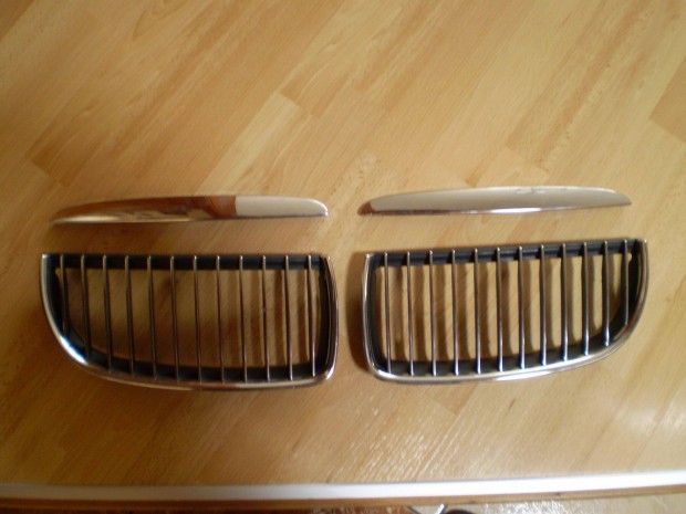 Szép állapotú BMW E 90-91 vesék (hűtőrács) olcsón eladók