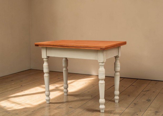 Sz�p �llapot� fel�j�tott asztal - paraszth�z berendez�s