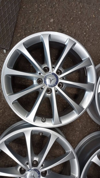 Szép állapotú használt 5x112 lyukosztású 17 colos Gyári Mercedes alu