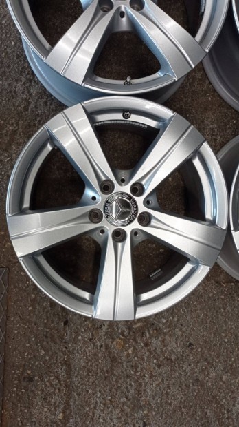 Szép állapotú használt 5x112 lyukosztású 17 colos Gyári Mercedes alu