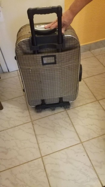 Szép bőrönd eladó újszerű utazótáska eladó 60x43x29 cm Bp 11900Ft