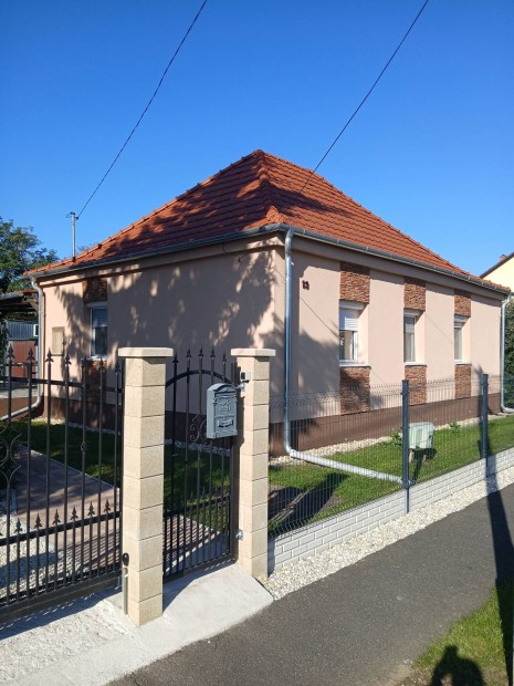 Sz�p fel�j�tott h�z nagy rakt�rral.