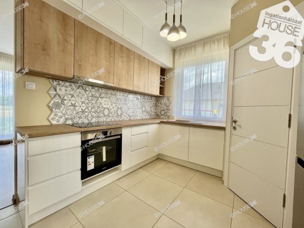 Sz�p h�z, j� �ron, Tiszak�csk�n! Modern, 2023-as, napelemes otthon!