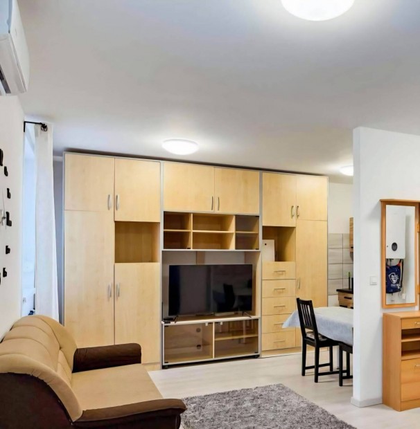 Sz�p kis lak�s kiad� Ny�regyh�z�n a k�rh�z k�zel�ben