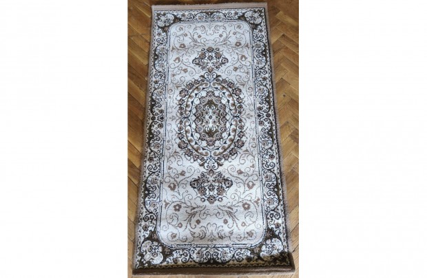 Sz�p mint�s lak�ssz�nyeg