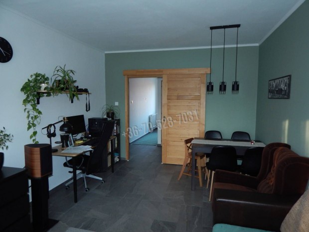 Sz�pen fel�j�tott 3szoba+hallos, erk�lyes lak�s B�nhid�n.