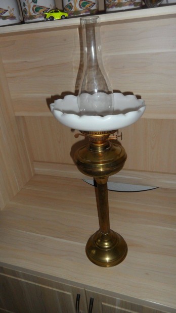 Sz�ps�ges antik, nagym�ret� petr�leuml�mpa elad�!