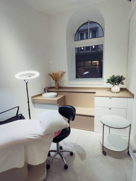 Sz�ps�gszalonban szoba kiad�