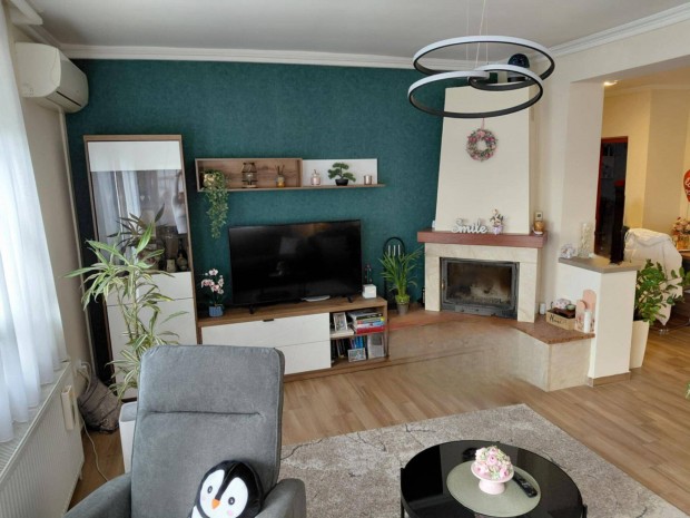 Szerethet� csal�di h�z Fels�p�zsiton