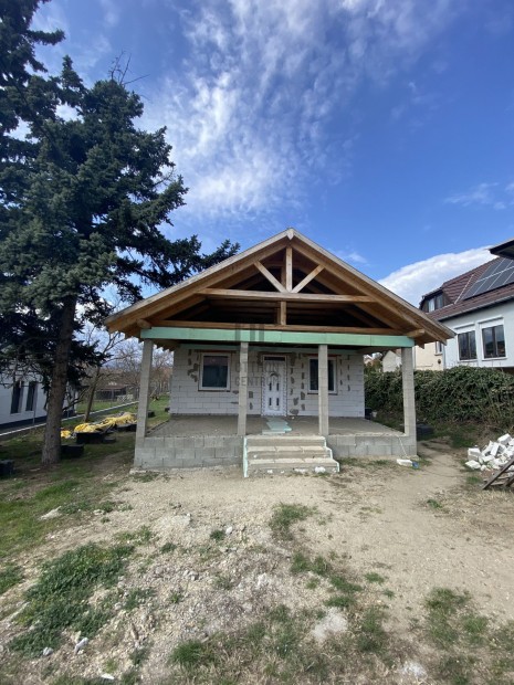 Szerkezetk�sz �j h�z, kiv�l� elhelyezked�s, modern �letst�lus!