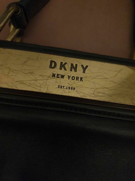Sziasztok elad egy DKNY tska akinek kell az rjon??? 