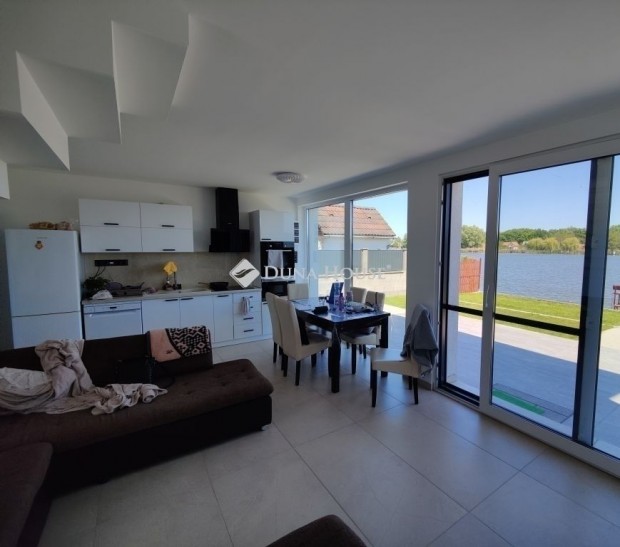 Szigetbecsei 104 nm-es h�z elad�