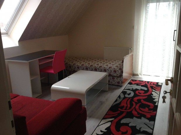 Szigetben T�gla Lak�s Kocsibe�ll�val Saj�t T�rol�val Elad�!