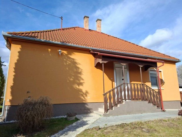 Szigetelt Csal�di H�z Nagybajcson Elad�!J�jj�n Tegyen Aj�nlatot