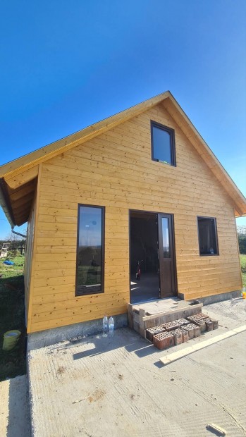 Szigetelt faház 6x7M + 6x3Mfedett terasz