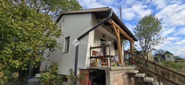 Szigetelt h�tv�gi h�z, villany , f�rt k�t van.