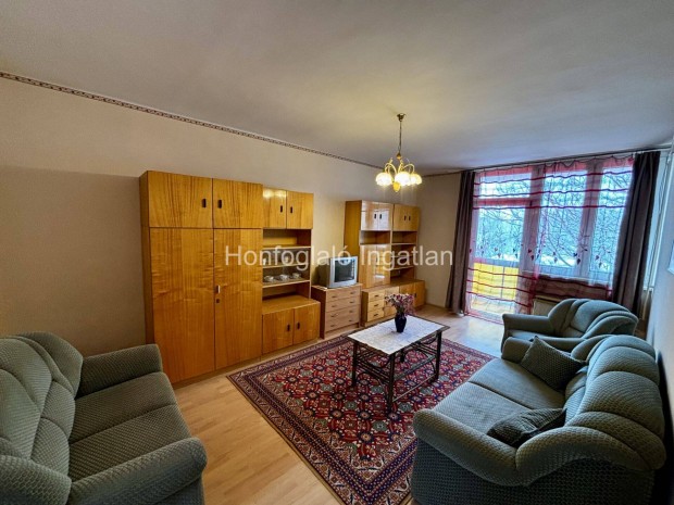 Szigetelt t�rsash�zban, 2 szob�s, nagy erk�lyes lak�s elad�