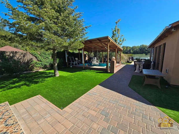 Szigethalmon k�zvetlen v�zparti csal�di h�z saj�t st�ggel! 1078