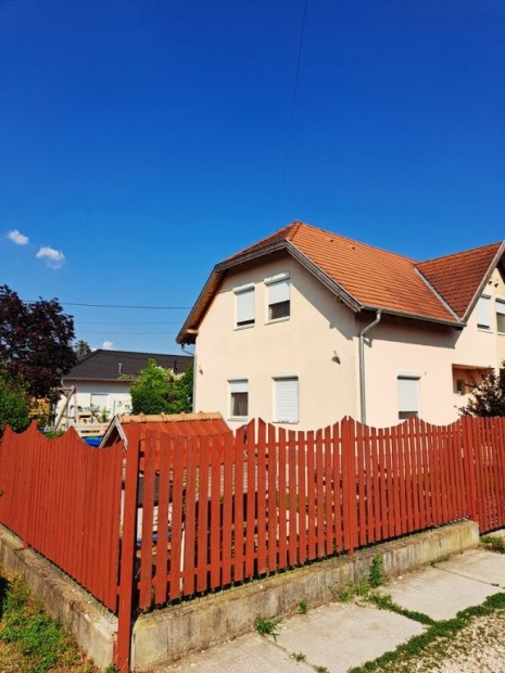 Szigethalom, Fiumei utc�r�l ny�l�, 100 m2-es, ikerh�z, 4 szob�s